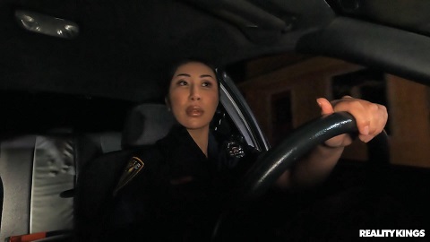 momsbangteens.23.05.22.bella.rolland.and.nicole.doshi.hot.cop.makes.a.stop.mp4_snapshot_00.06_...jpg