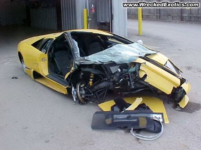 spectacular_supercar_crashes_12.jpg