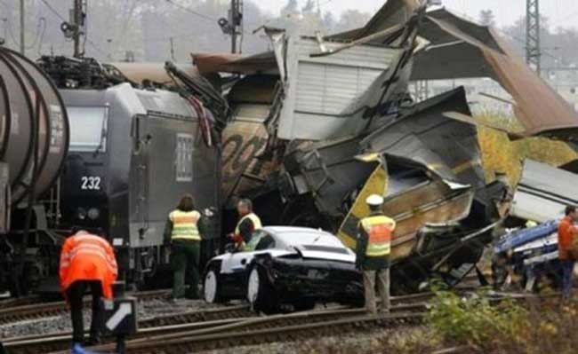 porsches-crash-in-railroad.jpg